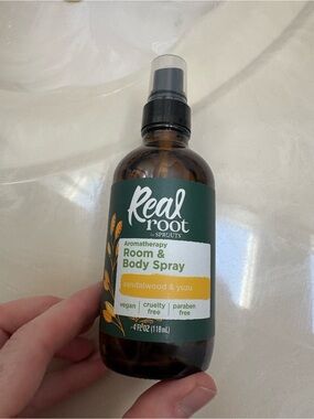 Real Root Sandalwood & Yuzu Room & Body Spray — Green